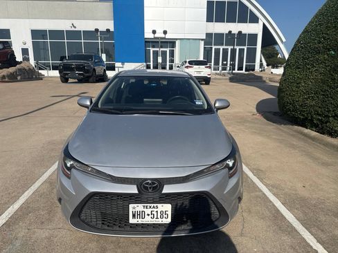 Used 2022 Toyota Corolla LE FWD image 2