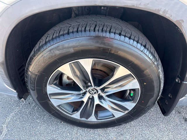 Used 2020 Toyota Highlander XLE AWD/4WD image 12