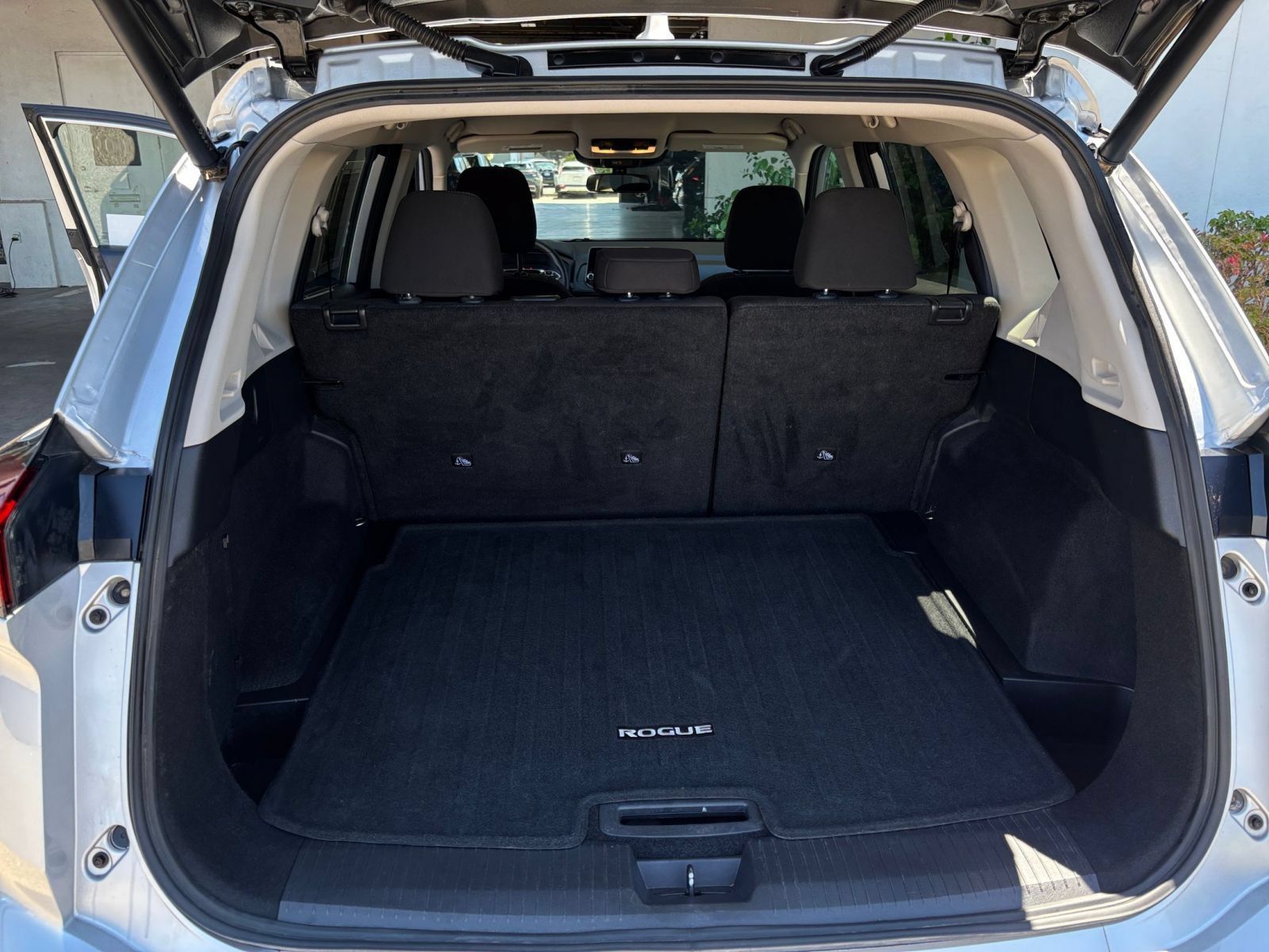 Used 2025 Nissan Rogue SV FWD image 32