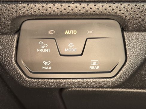 Used 2024 Volkswagen Atlas Cross Sport SE image 17