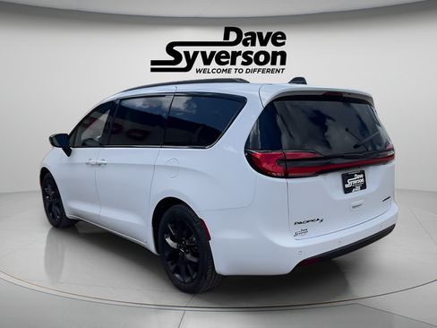 Used 2025 Chrysler Pacifica Limited FWD image 7