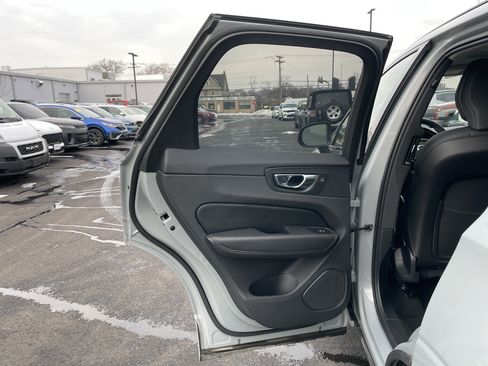Used 2025 Volvo XC60 B5 Plus image 29