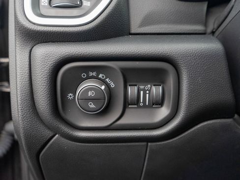 Used 2019 RAM 2500 Big Horn w/ Night Edition AWD/4WD image 15