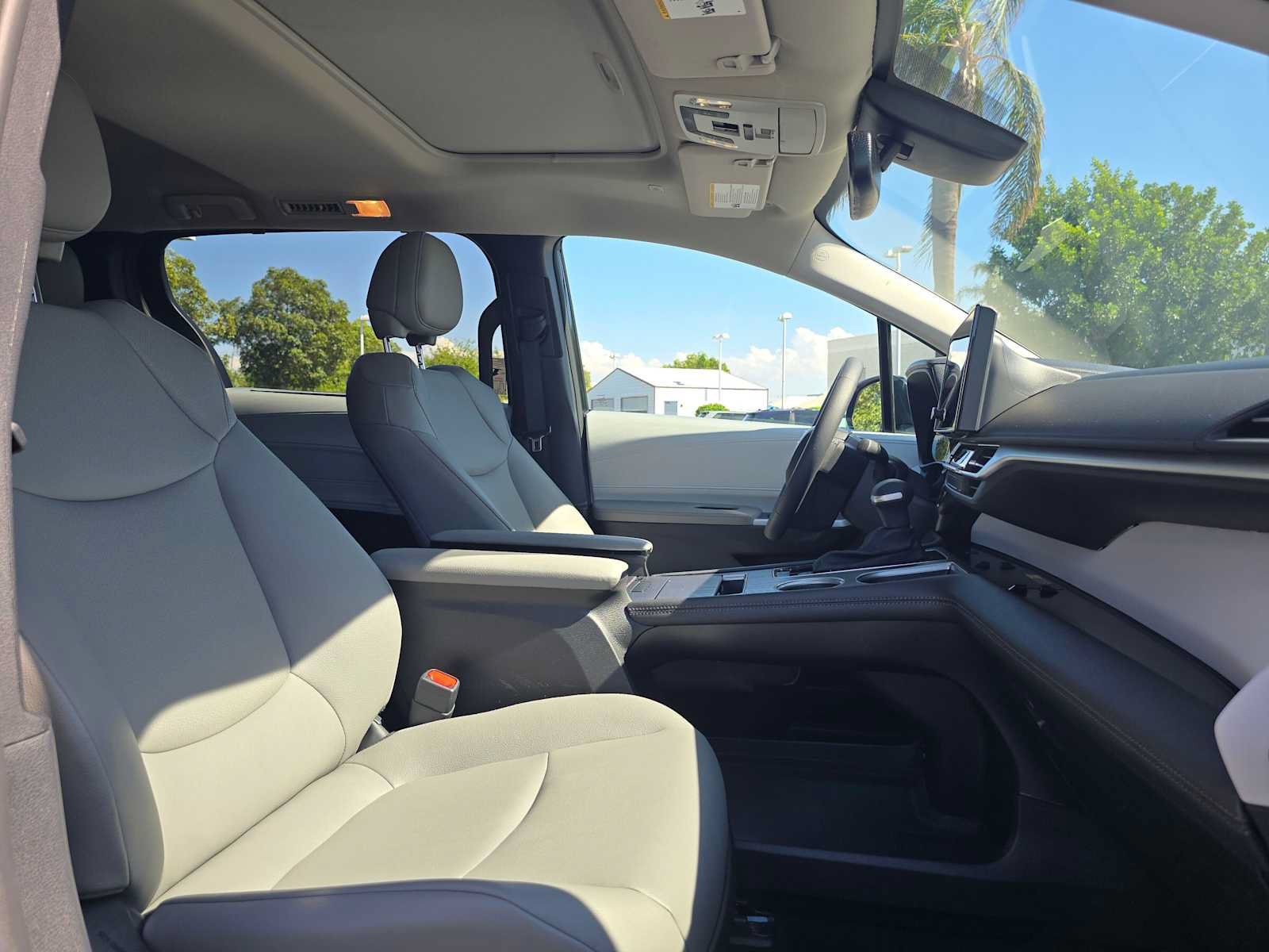 Used 2026 Toyota Sienna XLE FWD image 10