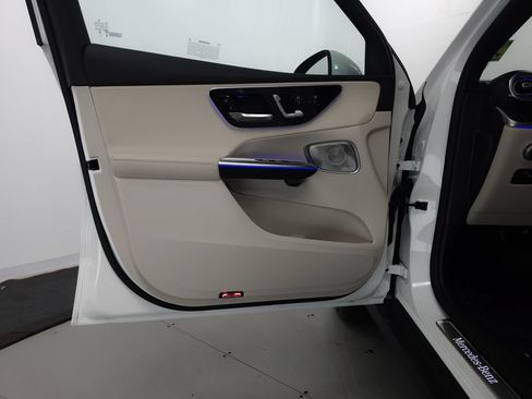 Used 2025 Mercedes-Benz GLC 350e 4MATIC image 5