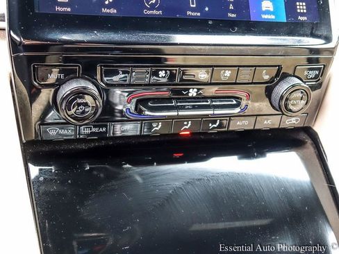 Used 2023 Jeep Grand Cherokee Limited w/ Luxury Tech Group II image 18