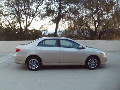 Used 2011 Toyota Corolla LE FWD image 11