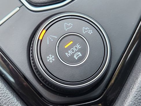 Used 2024 Volkswagen Taos SEL image 29