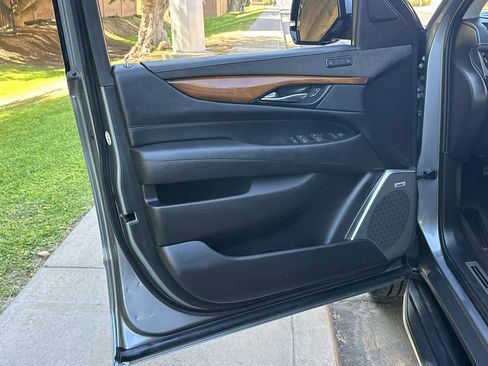 Used 2019 Cadillac Escalade ESV Luxury AWD/4WD image 46