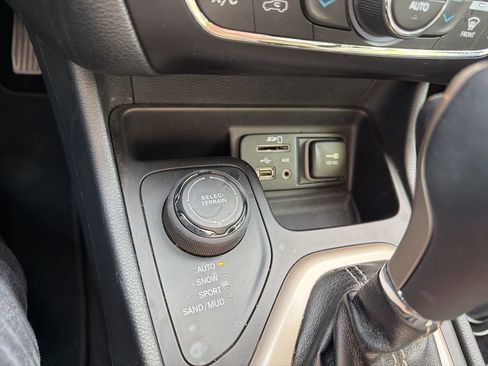 Used 2015 Jeep Cherokee Limited w/ Luxury Group image 23