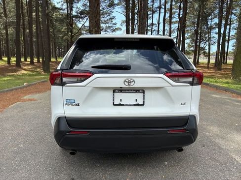 Used 2019 Toyota RAV4 LE image 4