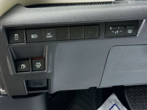 Used 2026 Toyota Sienna Limited FWD image 10