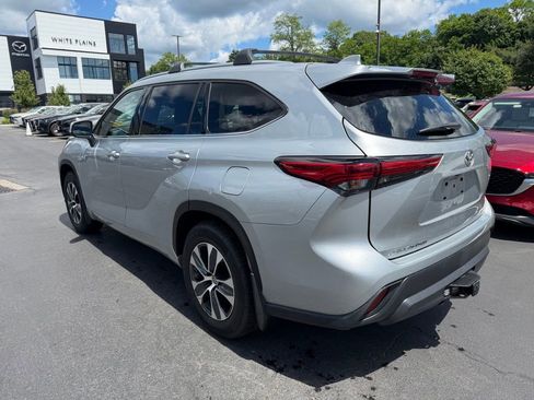 Used 2020 Toyota Highlander XLE AWD/4WD image 2