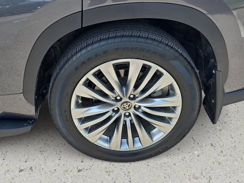 Used 2023 Toyota Highlander Platinum FWD image 36