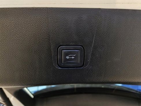 Used 2023 Chevrolet Traverse Premier image 17