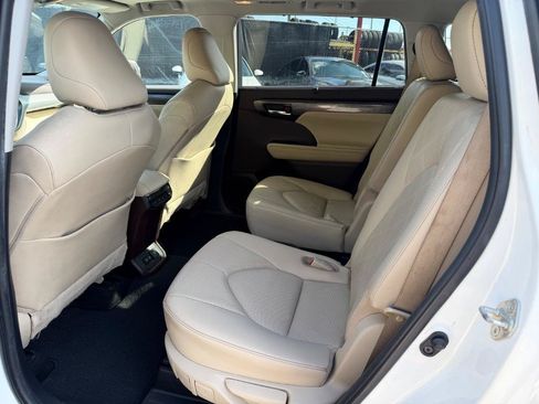 Used 2020 Toyota Highlander Platinum FWD image 13