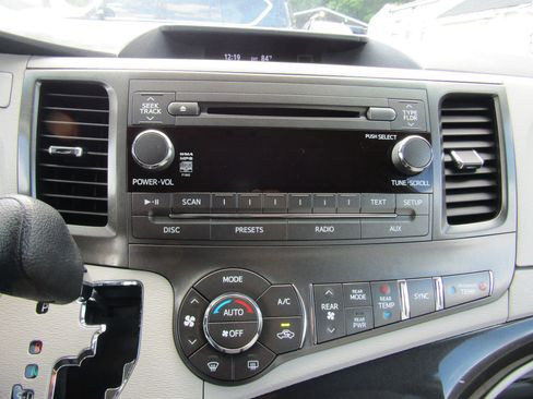 Used 2013 Toyota Sienna LE w/ Towing Pkg FWD image 29
