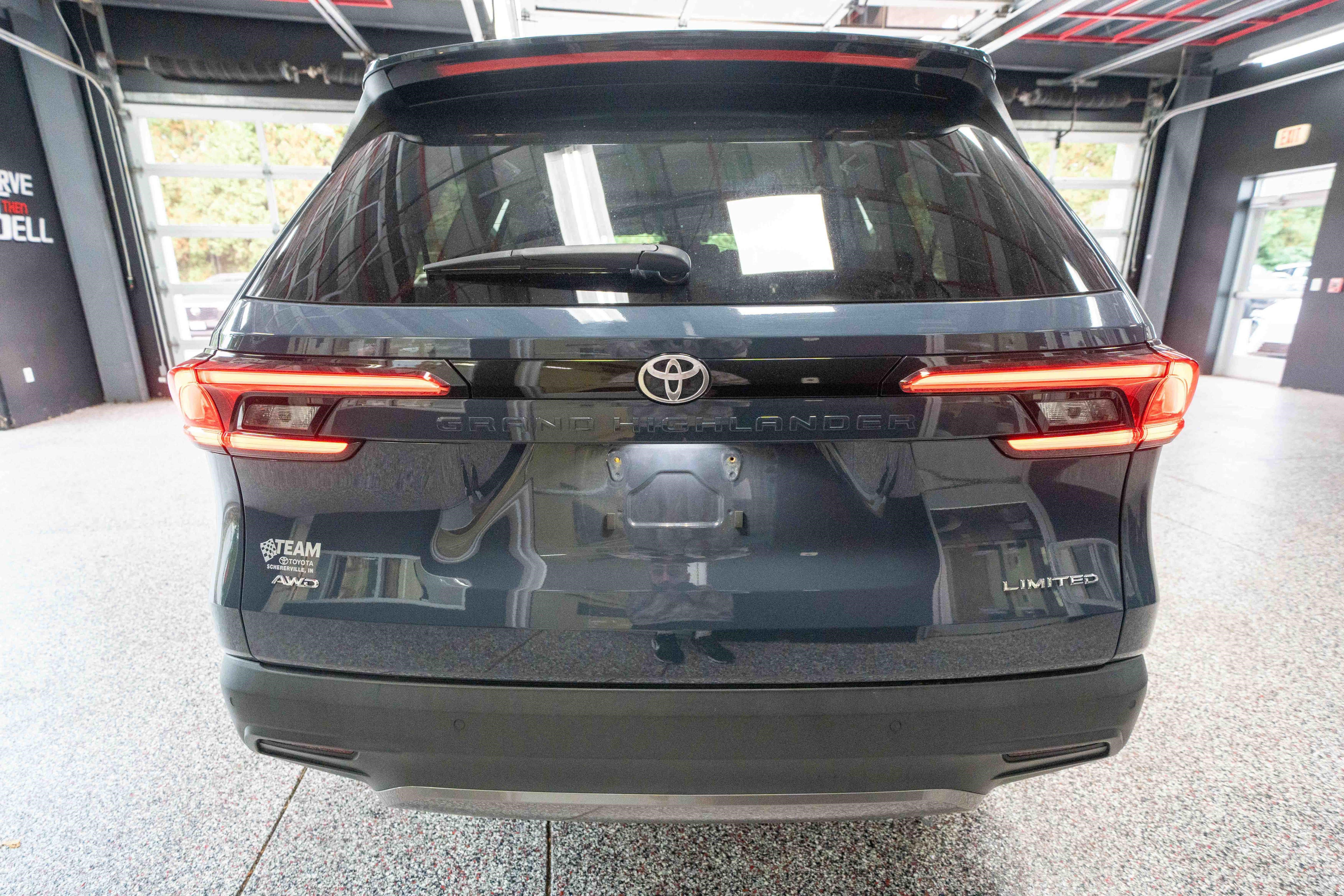 Used 2024 Toyota Grand Highlander AWD image 3