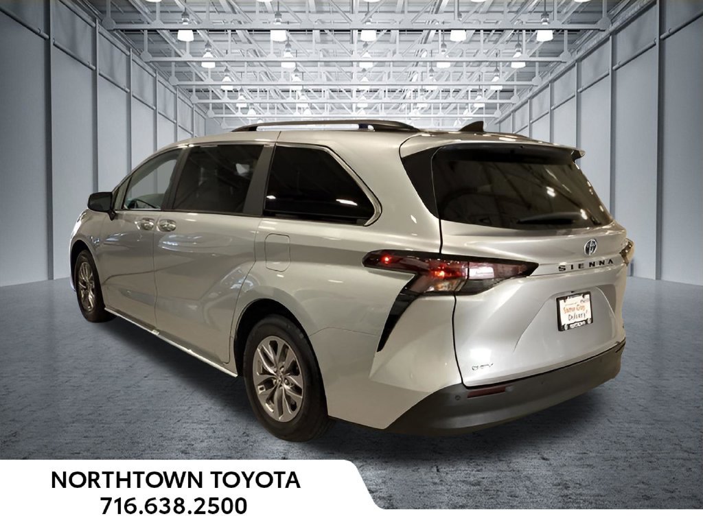 Used 2025 Toyota Sienna XLE FWD image 3