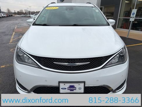 Used 2017 Chrysler Pacifica Touring-L Plus w/ Advanced Safetytec Group image 2