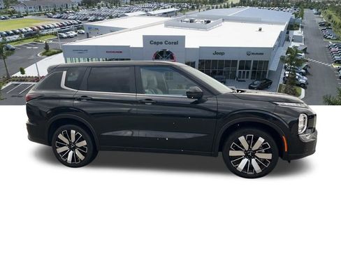 Used 2025 Mitsubishi Outlander SE image 9