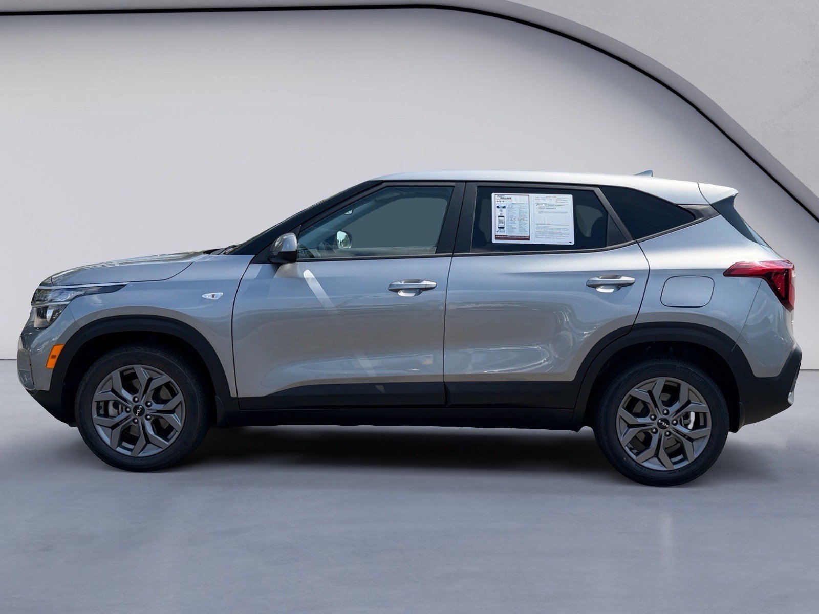 Used 2024 Kia Seltos LX AWD/4WD image 2