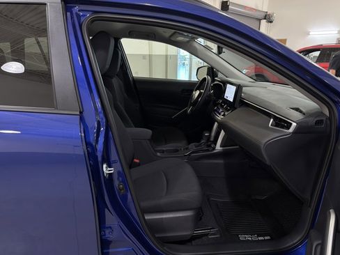 Used 2025 Toyota Corolla Cross LE AWD/4WD image 36
