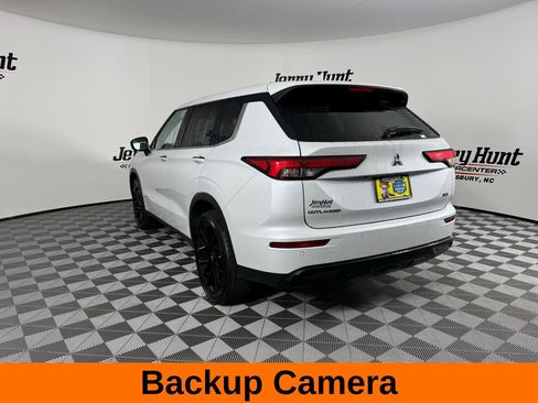 Used 2023 Mitsubishi Outlander SE Black Edition image 8