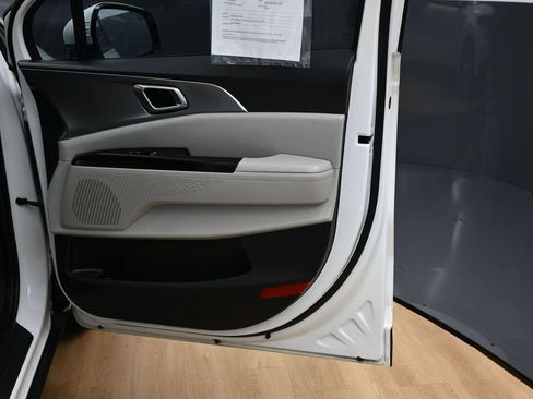 Used 2022 Kia Carnival LX FWD image 37