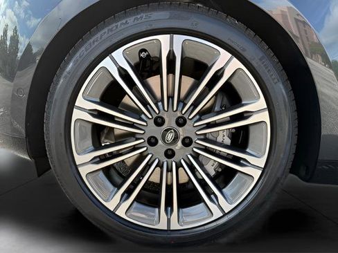 New 2025 Land Rover Range Rover SE image 9