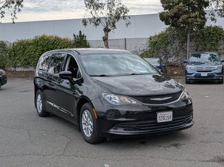 Used 2017 Chrysler Pacifica Touring video 3