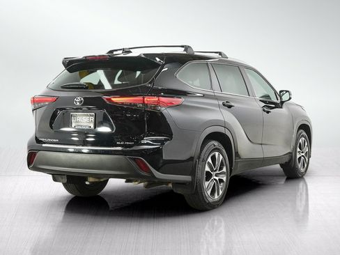 Used 2022 Toyota Highlander XLE AWD/4WD image 5