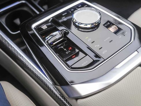 Used 2025 BMW 750e xDrive w/ Premium Package image 16