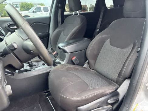 Used 2019 Jeep Cherokee Latitude w/ Popular Appearance Group FWD image 21