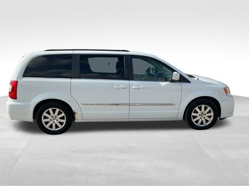 Used 2015 Chrysler Town & Country Touring FWD image 7