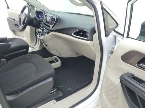 Used 2023 Chrysler Voyager LX FWD image 11