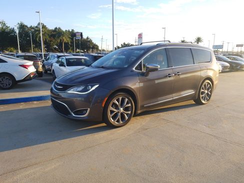 Used 2018 Chrysler Pacifica Limited w/ Tire & Wheel Group image 3