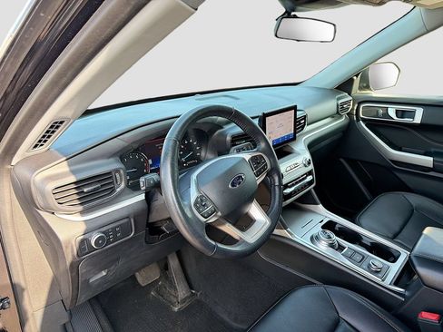 Used 2021 Ford Explorer XLT w/ Equipment Group 202A AWD/4WD image 9