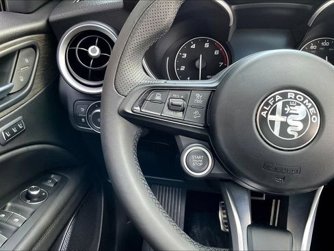 Used 2022 Alfa Romeo Stelvio Ti AWD/4WD image 11