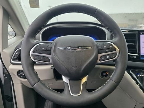 Used 2024 Chrysler Pacifica Touring-L image 25