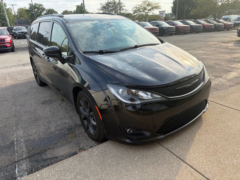 Used 2020 Chrysler Pacifica Touring-L FWD image 2