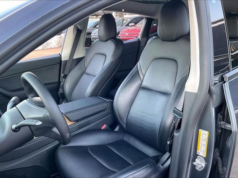 Used 2022 Tesla Model Y Long Range image 9