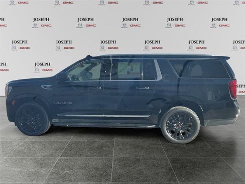 Used 2023 GMC Yukon XL SLT w/ SLT Premium Package image 4