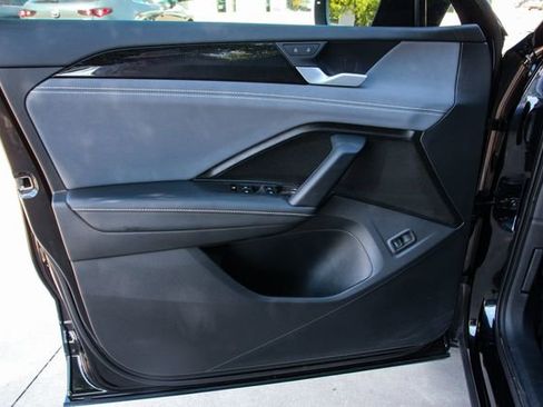 Certified 2025 Volkswagen Tiguan SE image 12