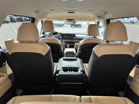 Used 2022 Kia Carnival EX image 7