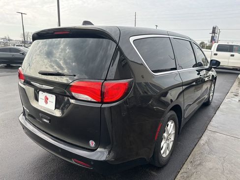Used 2017 Chrysler Pacifica Touring FWD image 7