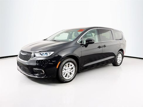 Used 2025 Chrysler Pacifica Select FWD image 7