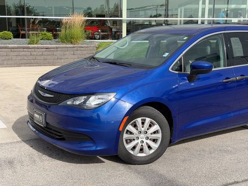 Used 2018 Chrysler Pacifica L FWD image 2
