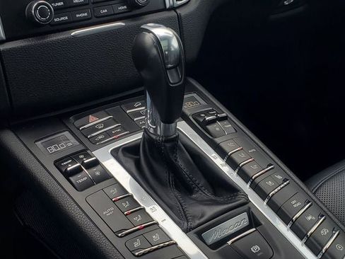 Used 2018 Porsche Macan Turbo AWD/4WD image 23