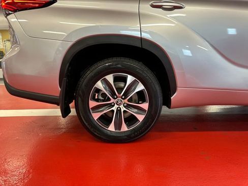 Used 2023 Toyota Highlander XLE AWD/4WD image 29